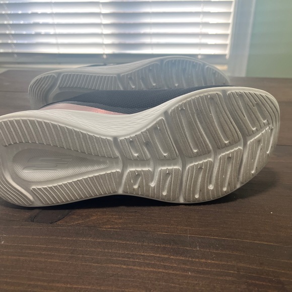 Sketchers Size 9.5 - Picture 8 of 11